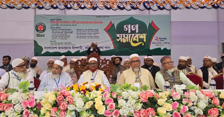 মঞ্চে বসে আছেন নায়েবে আমির এটিএম আজহারুল ইসলাম